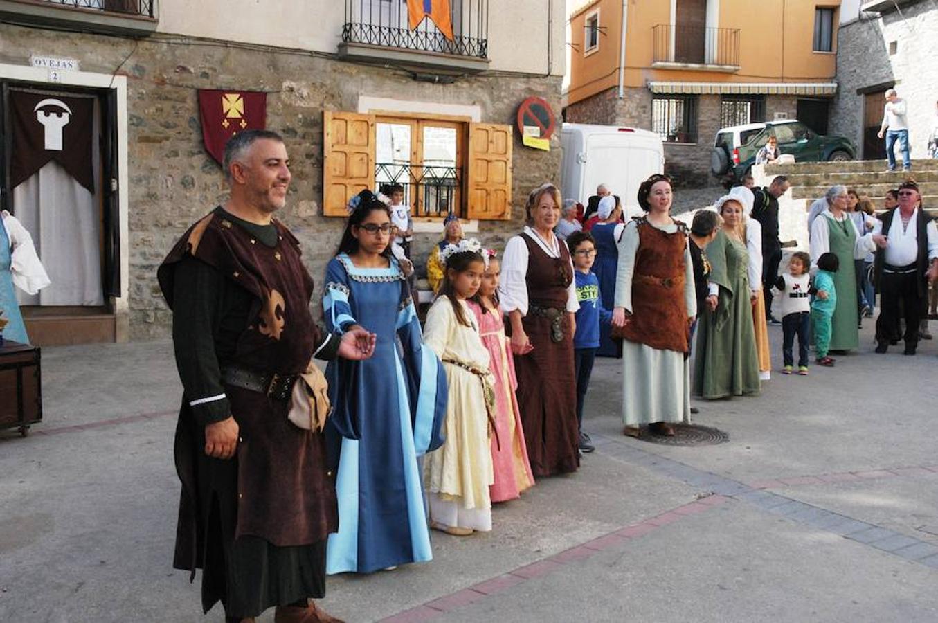 Fotografías del domingo de las jornadas de artesanía medieval de Cornago donde la localidad riojana se vuelca con su pasado y ofrece un colorido muy especial por sus estrechas y empedradas calles.