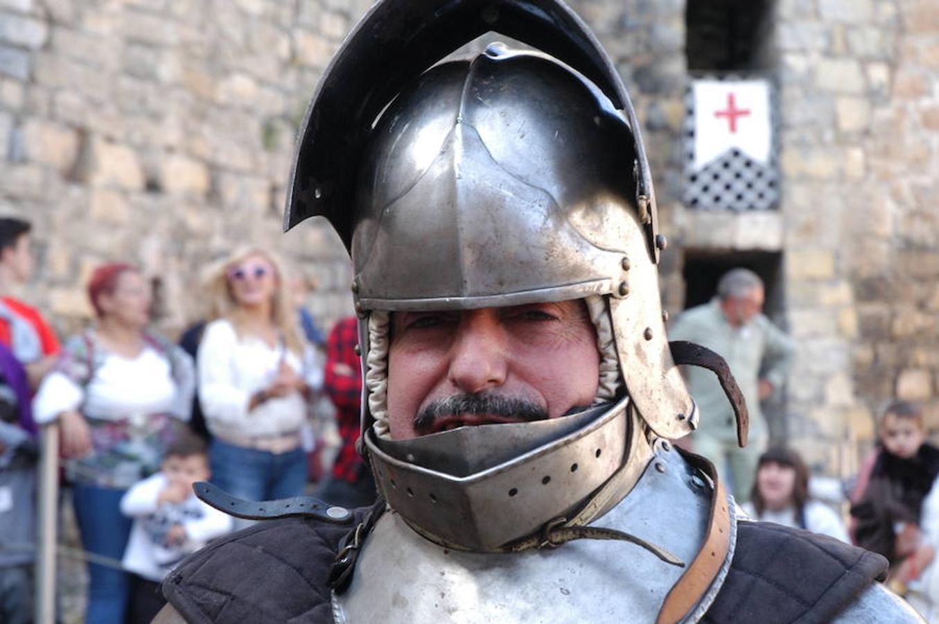 Fotografías del domingo de las jornadas de artesanía medieval de Cornago donde la localidad riojana se vuelca con su pasado y ofrece un colorido muy especial por sus estrechas y empedradas calles.