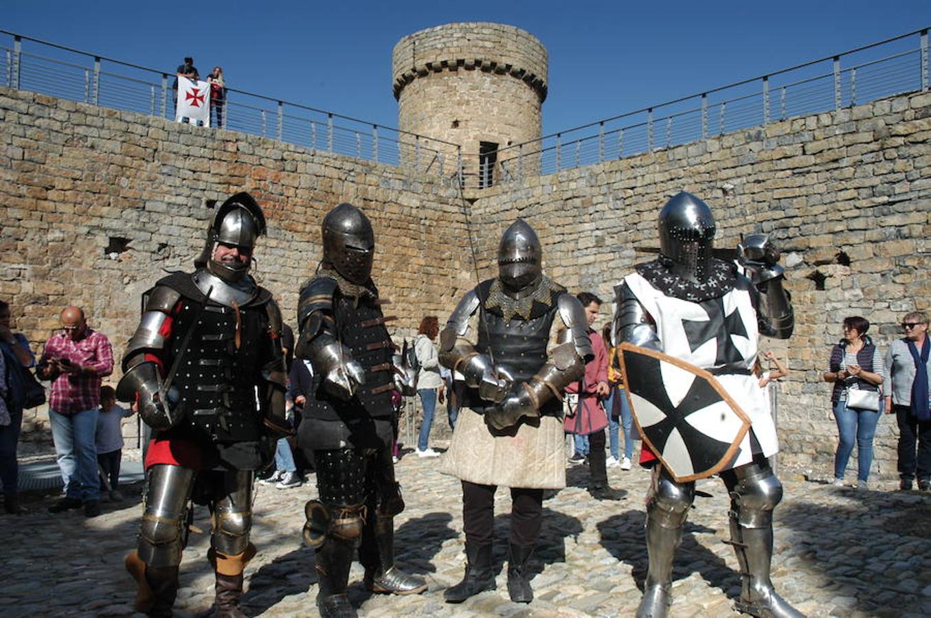 Fotografías del domingo de las jornadas de artesanía medieval de Cornago donde la localidad riojana se vuelca con su pasado y ofrece un colorido muy especial por sus estrechas y empedradas calles.