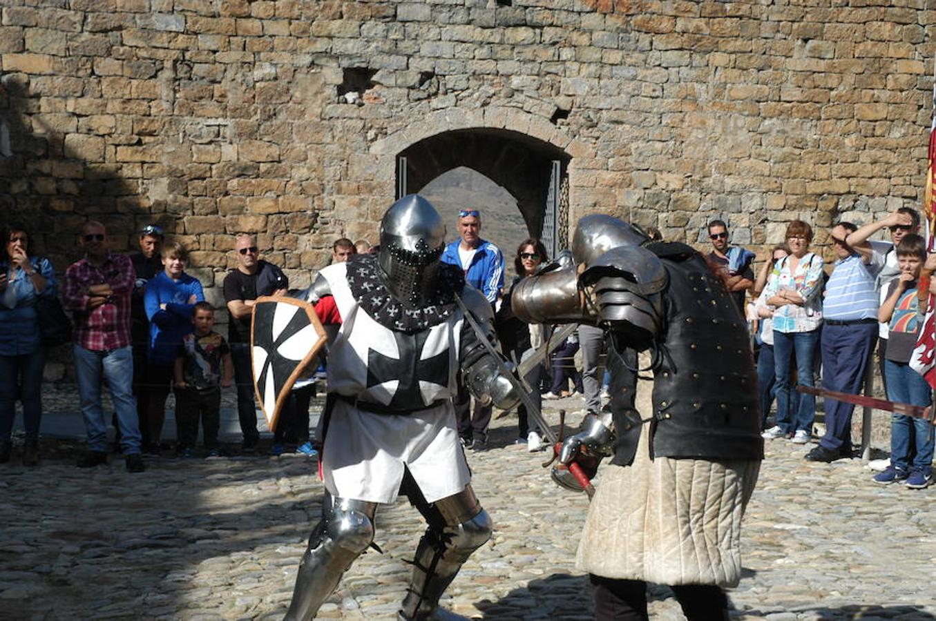 Fotografías del domingo de las jornadas de artesanía medieval de Cornago donde la localidad riojana se vuelca con su pasado y ofrece un colorido muy especial por sus estrechas y empedradas calles.