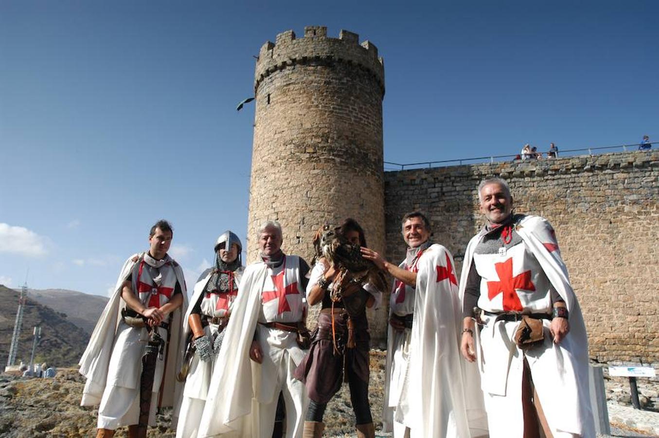 Fotografías del domingo de las jornadas de artesanía medieval de Cornago donde la localidad riojana se vuelca con su pasado y ofrece un colorido muy especial por sus estrechas y empedradas calles.