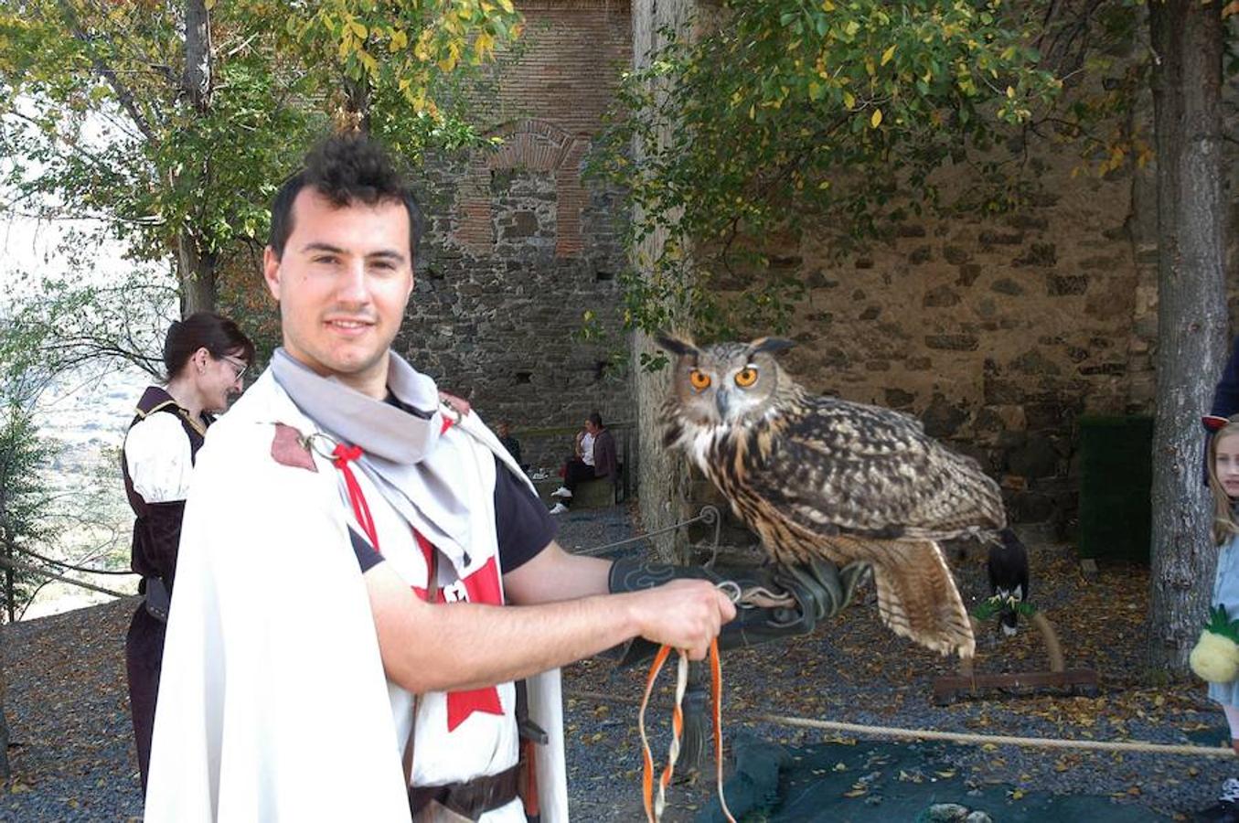 Fotografías del domingo de las jornadas de artesanía medieval de Cornago donde la localidad riojana se vuelca con su pasado y ofrece un colorido muy especial por sus estrechas y empedradas calles.