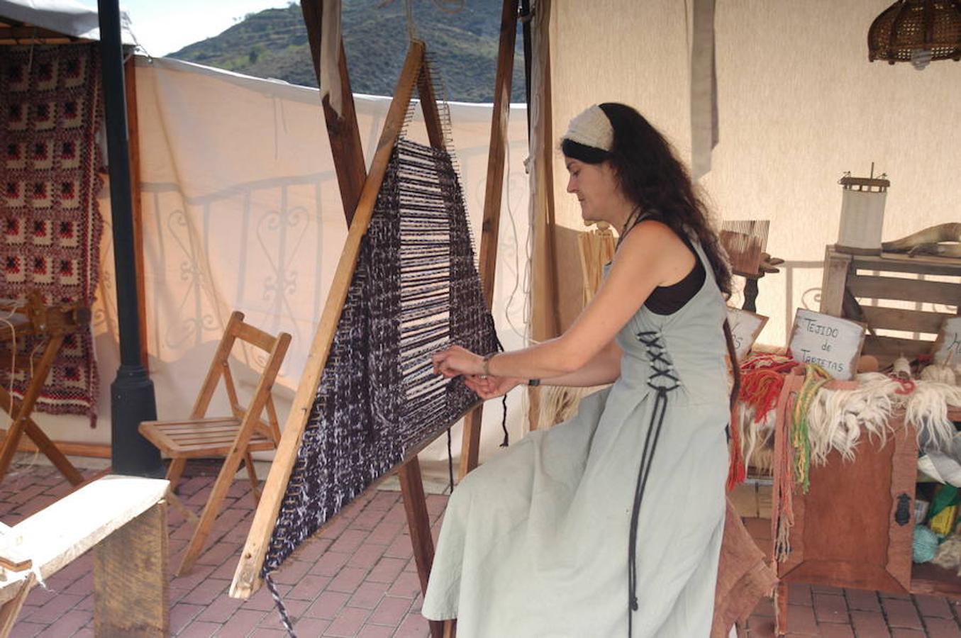 Fotografías del domingo de las jornadas de artesanía medieval de Cornago donde la localidad riojana se vuelca con su pasado y ofrece un colorido muy especial por sus estrechas y empedradas calles.