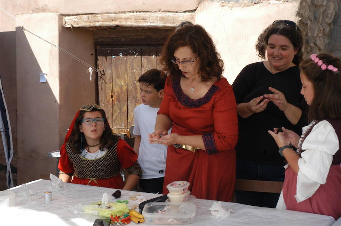 Fotografías del domingo de las jornadas de artesanía medieval de Cornago donde la localidad riojana se vuelca con su pasado y ofrece un colorido muy especial por sus estrechas y empedradas calles.