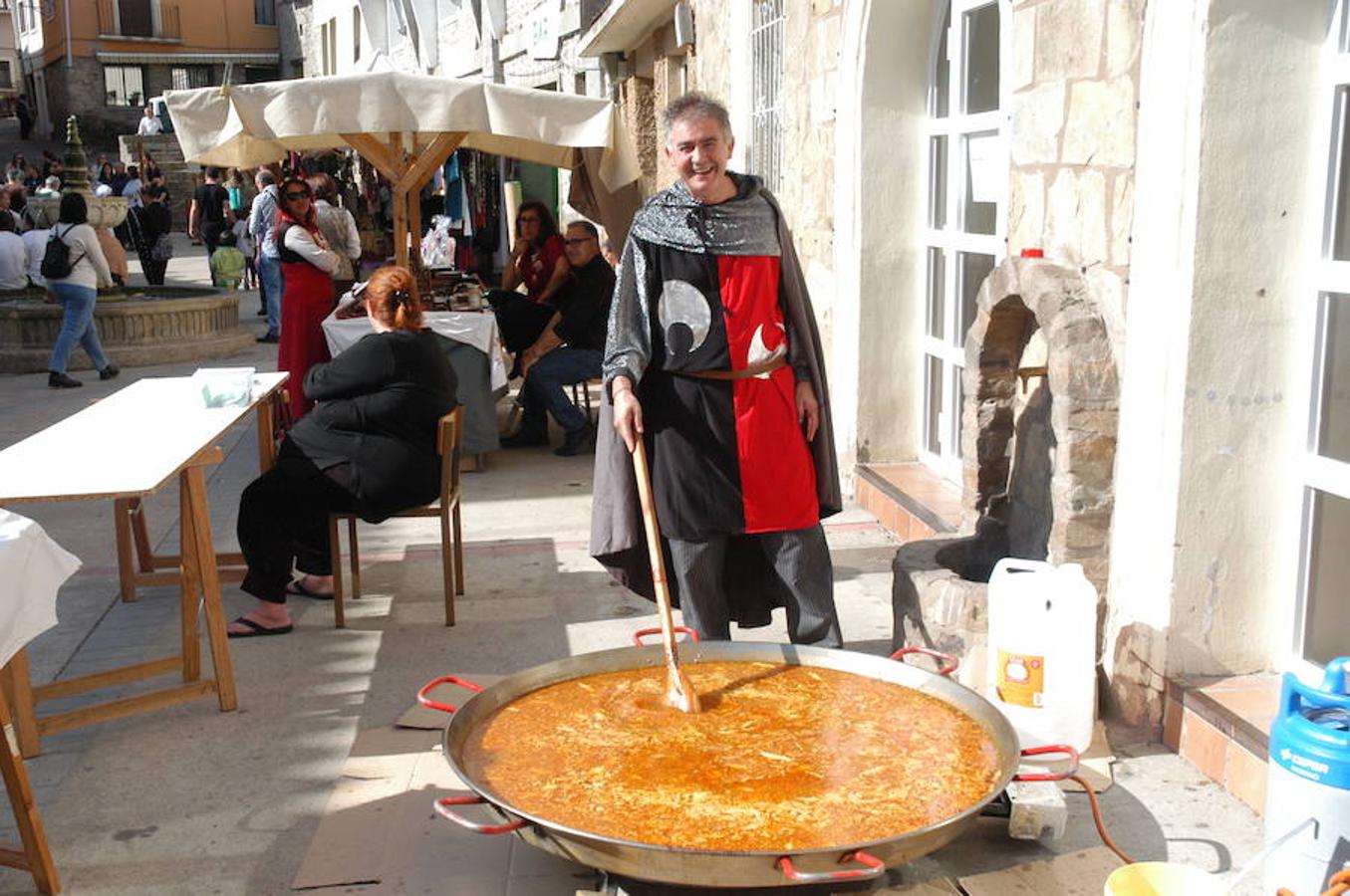 Fotografías del domingo de las jornadas de artesanía medieval de Cornago donde la localidad riojana se vuelca con su pasado y ofrece un colorido muy especial por sus estrechas y empedradas calles.