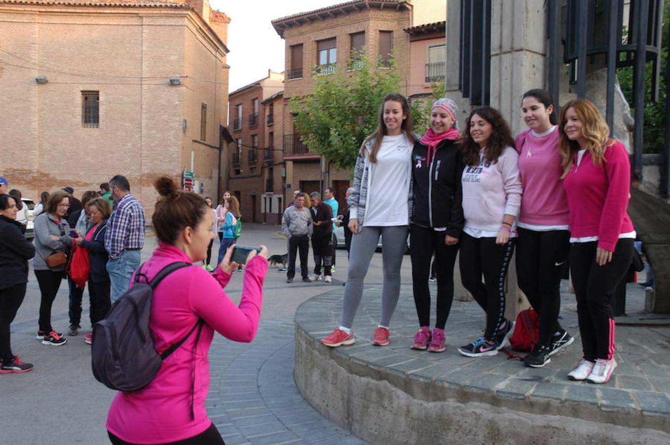Imágenes correspondientes a la marcha para recaudar fondos contra el cáncer en Aldeanueva de Ebro.