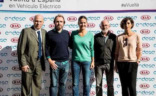 Participantes en la Vuelta a España en vehículo eléctrico en Logroño.