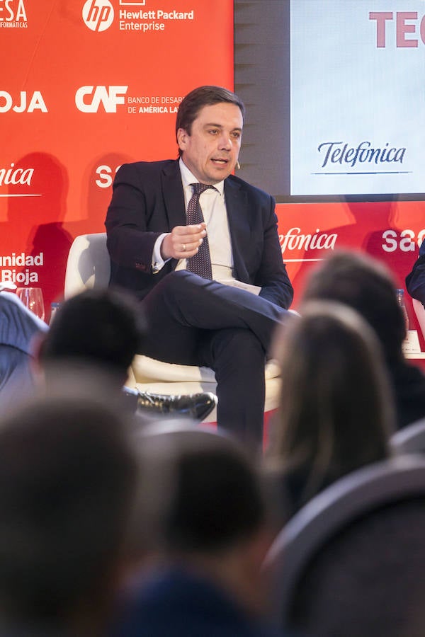 Primera jornada de Futuro en Español en la que se ha abordado la transformación digital y desarrollo en España y América Latina con enfoque especial en la educación y las nuevas tecnologías. Han participado el l exministro de las TIC de Colombia, David Luna; el alcalde de Murcia, José Francisco Ballesta; el consejero riojano de Educación, Alberto Galiana; y el vicerrector de UNIR Josu Ahedo.