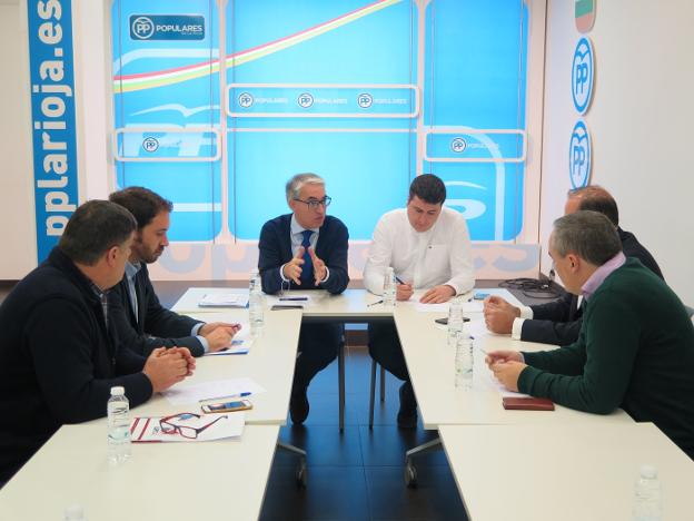 Garrido y Bengoa, durante el encuentro mantenido ayer con representantes de los autónomos. :: pp