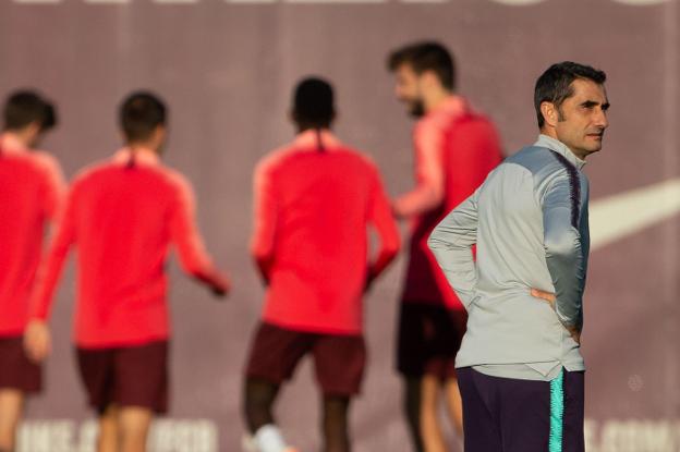 Valverde sigue el entrenamiento de su equipo. :: efe