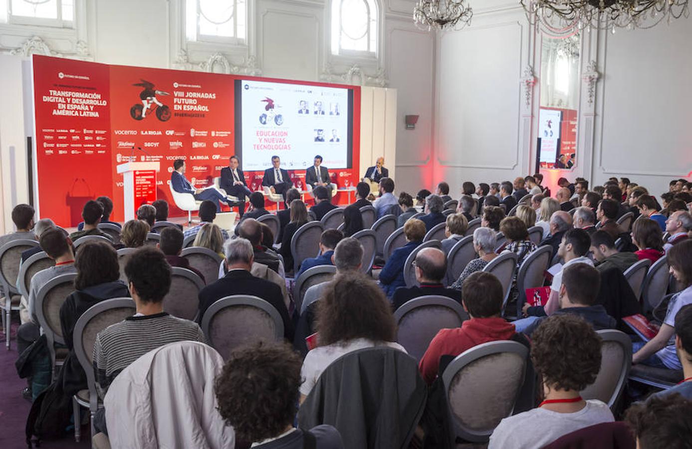 Primera jornada de Futuro en Español en la que se ha abordado la transformación digital y desarrollo en España y América Latina con enfoque especial en la educación y las nuevas tecnologías. Han participado el l exministro de las TIC de Colombia, David Luna; el alcalde de Murcia, José Francisco Ballesta; el consejero riojano de Educación, Alberto Galiana; y el vicerrector de UNIR Josu Ahedo.