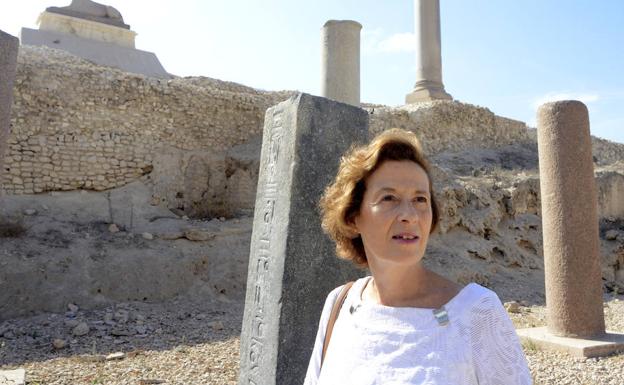 La escritora Julia Navarro, durante un viaje a Egipto.