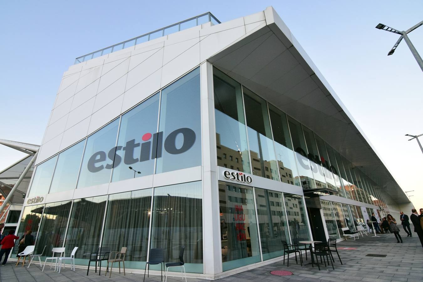 Está situada en la estación de tren de Logroño