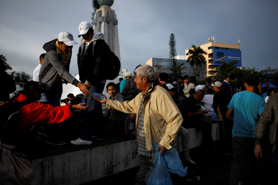 Unos 300 migrantes salvadoreños han salido este domingo de su país hacia la frontera con Guatemala con el objetivo final de llegar a EE UU. Buscan emular la caravana de hondureños que salió el 13 de octubre de San Pedro Sula.