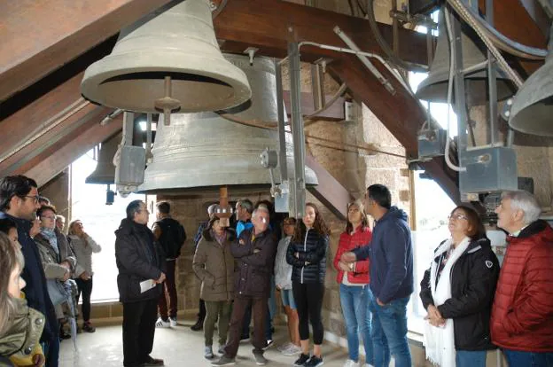 Uno de los grupos, durante la visita a la torre campanario de la catedral de Calahorra, ayer. :: s.s.j.