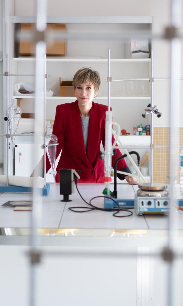 La directora de la UNED en La Rioja, Penélope Ramírez, en uno de los laboratorios en el edificio de Barriocepo, 34