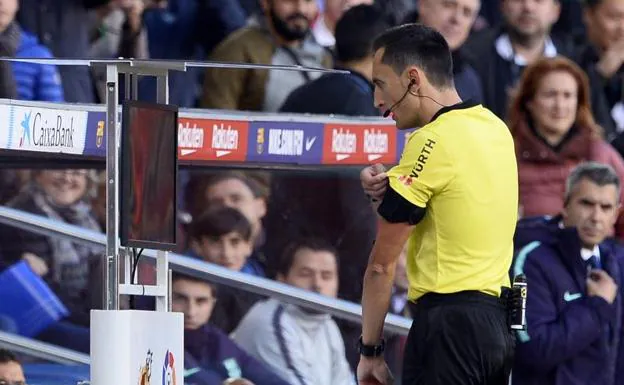 Sánchez Martínez revisa la jugada del penalti de Varane a Suárez.