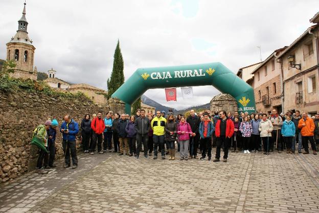 Momento de la salida de la marcha en San Millán de la Cogolla. :: F. D.