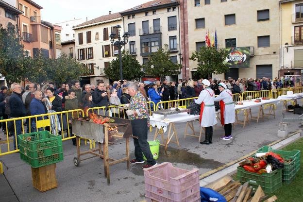 El asado a fuego de leña y el pelado de los pimientos desataron la curiosidad de los numerosos asistentes al festival. :: F. D.