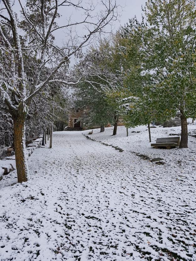 La nieve cubrió Lumbreras desde primeras horas. 