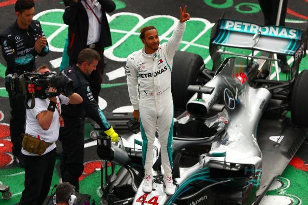 Lewis Hamilton celebra su quinto título mundial tras ser cuarto en el Gran Premio de México en el Autódromo Hermanos Rodríguez. :: afp
