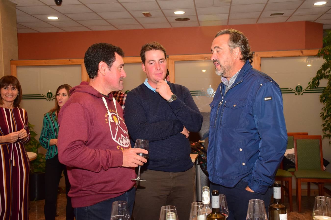 Tras la jornada de golf se pudo disfrutar de una cata d dos vinose de Bodegas Altanza