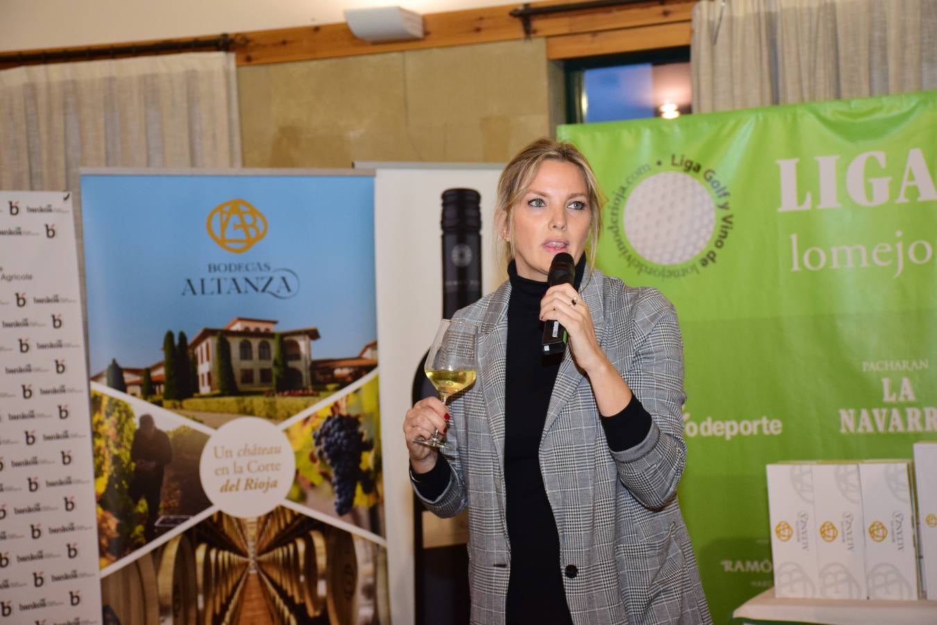 Tras la jornada de golf se pudo disfrutar de una cata d dos vinose de Bodegas Altanza