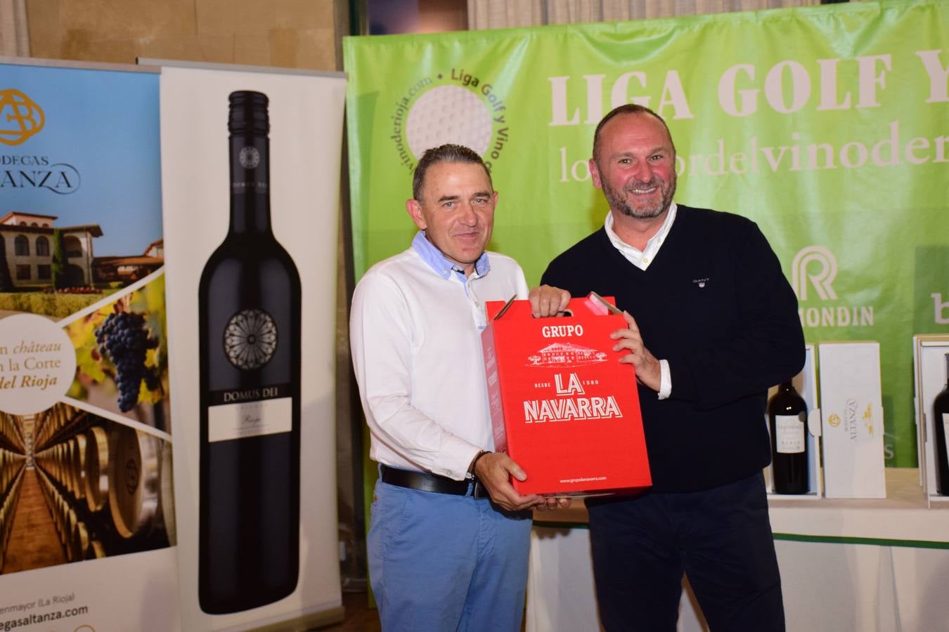 Entrega de premios a los ganadores del Torneo Bodegas Altanza, de la Liga de Golf y Vino de lomejordelvinoderioja.com.