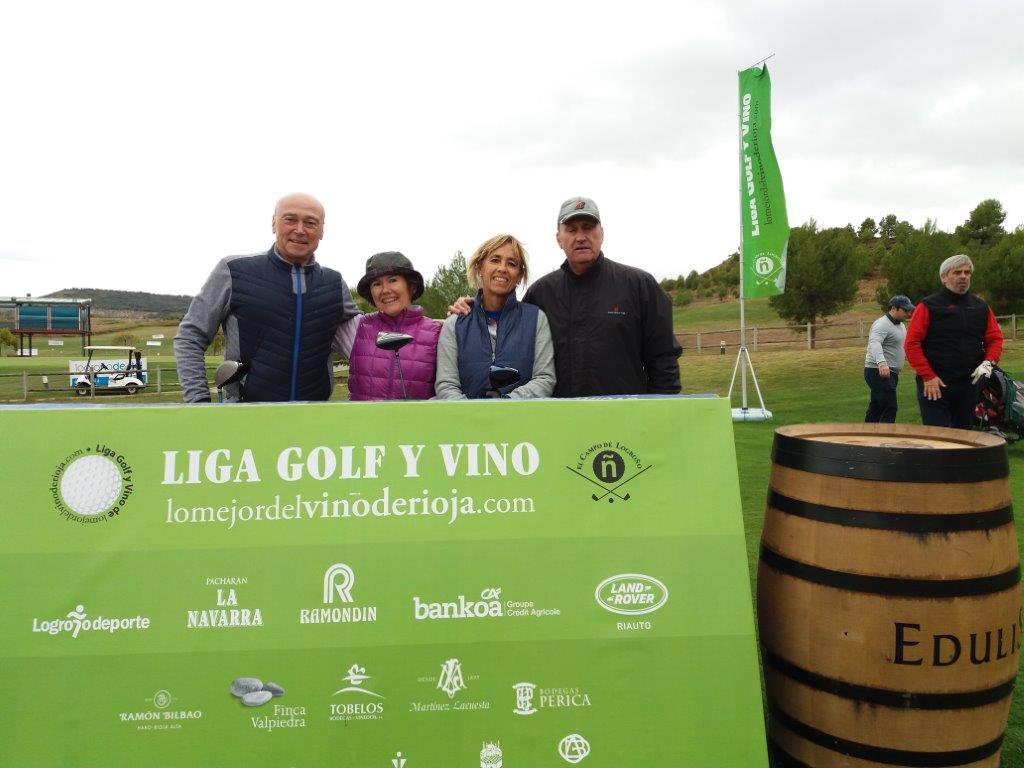 Los jugadores posan minutos antes de comenzar la jornada de golf.