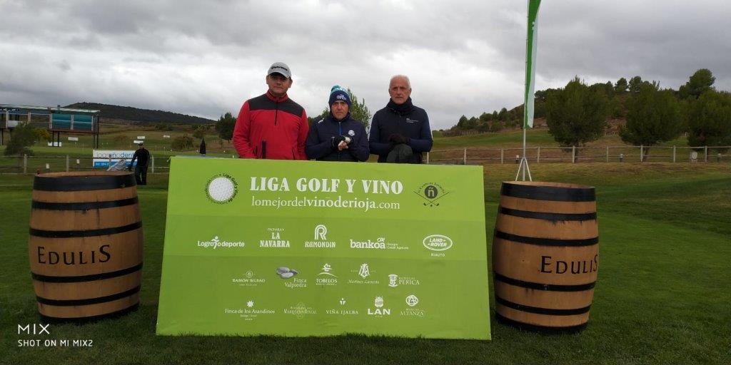Los jugadores posan minutos antes de comenzar la jornada de golf.