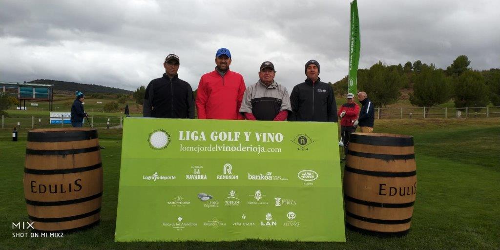 Los jugadores posan minutos antes de comenzar la jornada de golf.