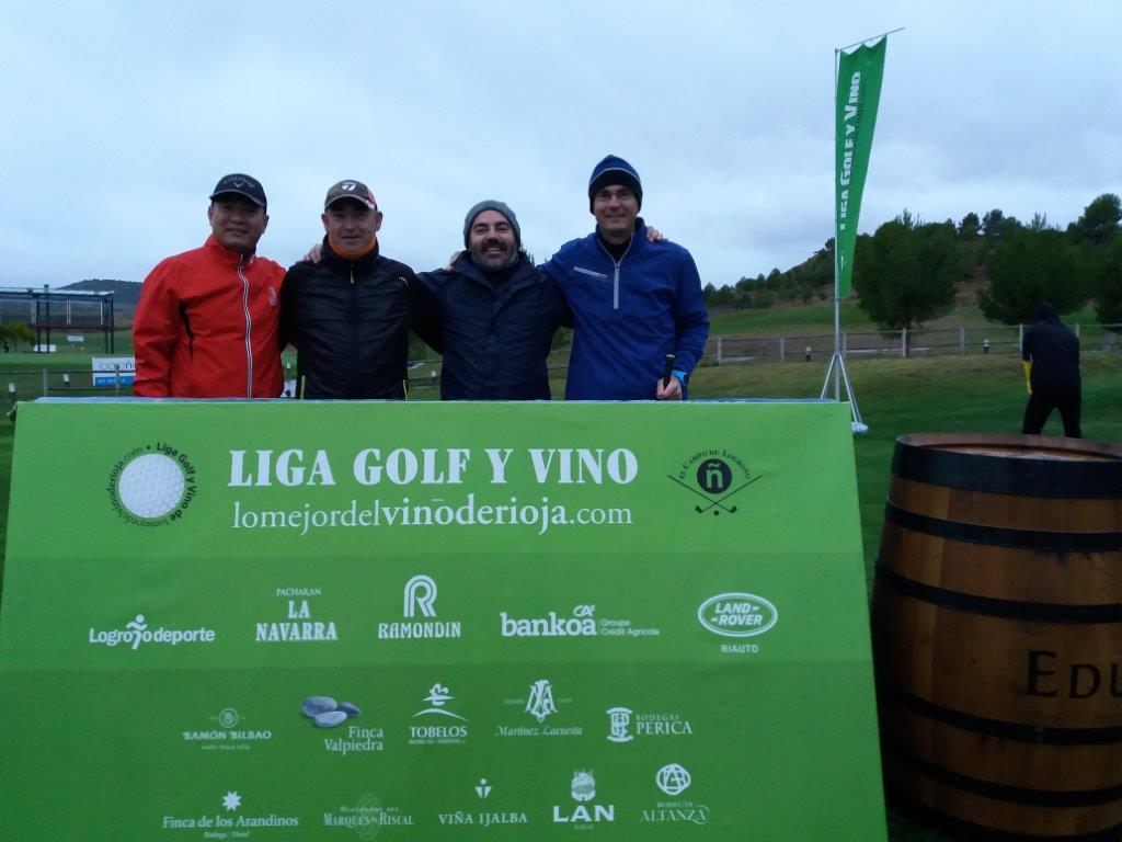 Los jugadores posan minutos antes de comenzar la jornada de golf.