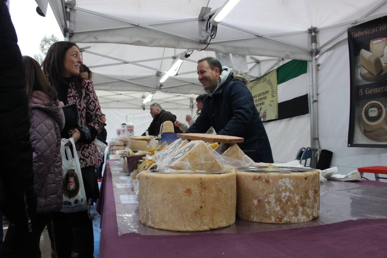 Las XXI Jornadas del Queso de Munilla atraen a cientos de personas pese al frío