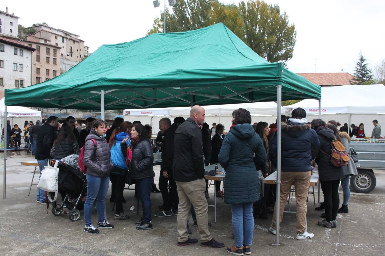 Las XXI Jornadas del Queso de Munilla atraen a cientos de personas pese al frío