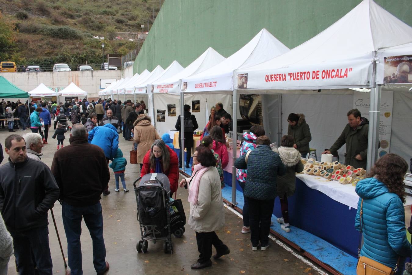 Las XXI Jornadas del Queso de Munilla atraen a cientos de personas pese al frío