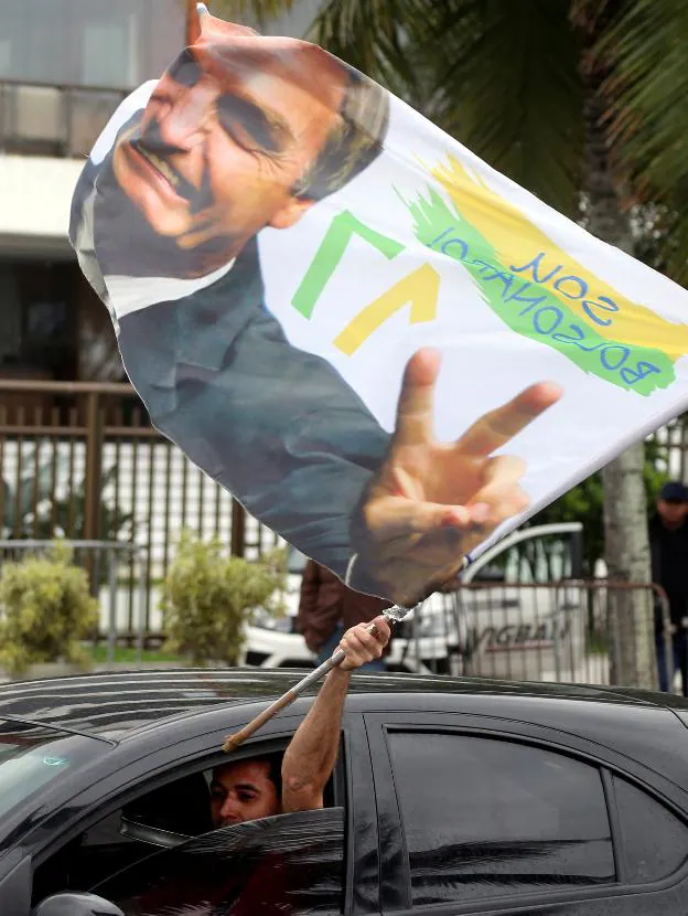 Un conductor celebra la victoria de Bolsonaro en las calles de Río de Janeiro. :: Sergio Moraes / reuters