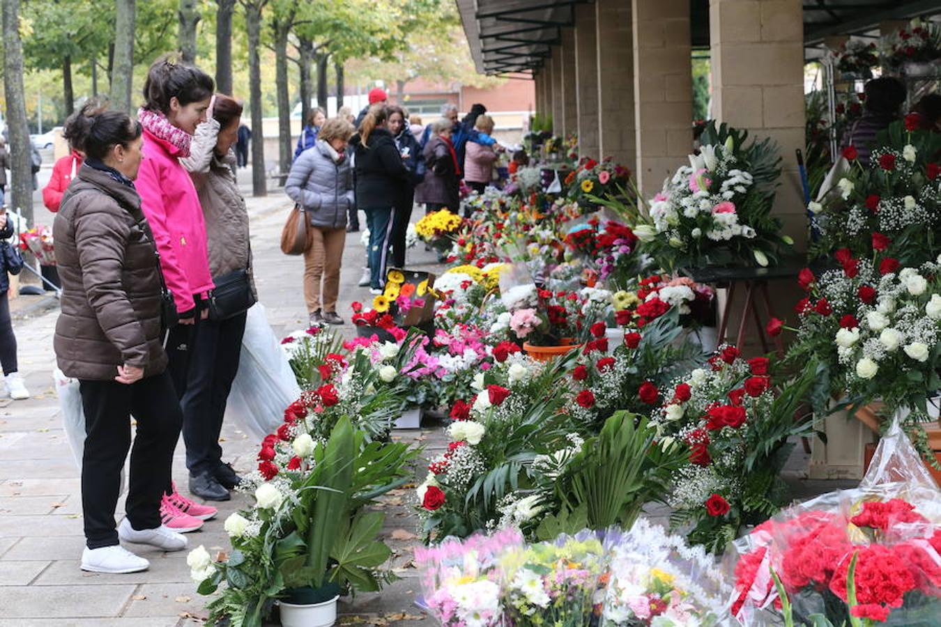 Aroma de flores en Logroño para preparar la visita al cementerio. El recuerdo de los seres queridos se exterioriza con los coloridos ramos y para conmemorar el Día de Todos los Santos este jueves.