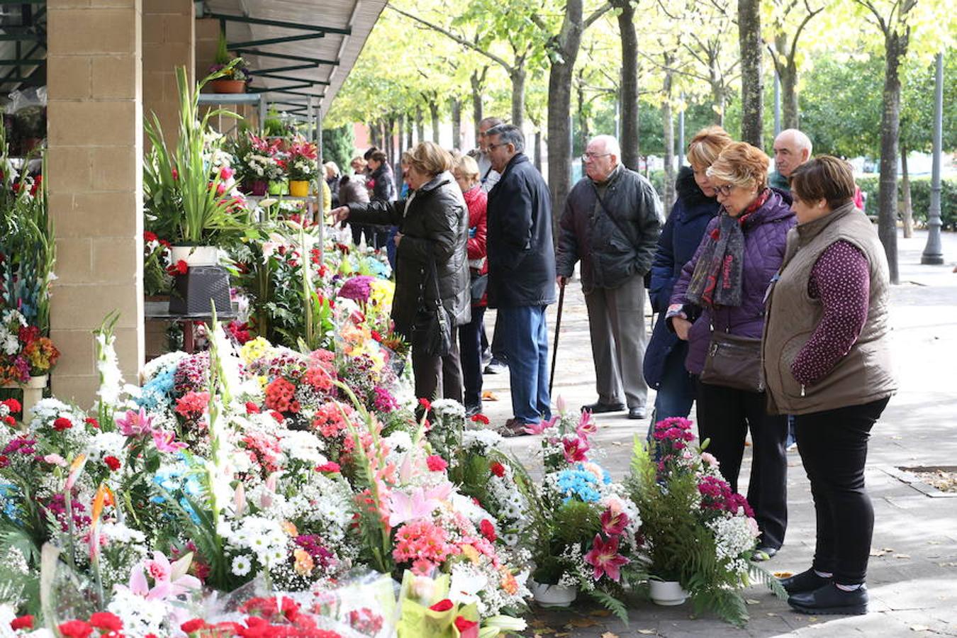 Aroma de flores en Logroño para preparar la visita al cementerio. El recuerdo de los seres queridos se exterioriza con los coloridos ramos y para conmemorar el Día de Todos los Santos este jueves.