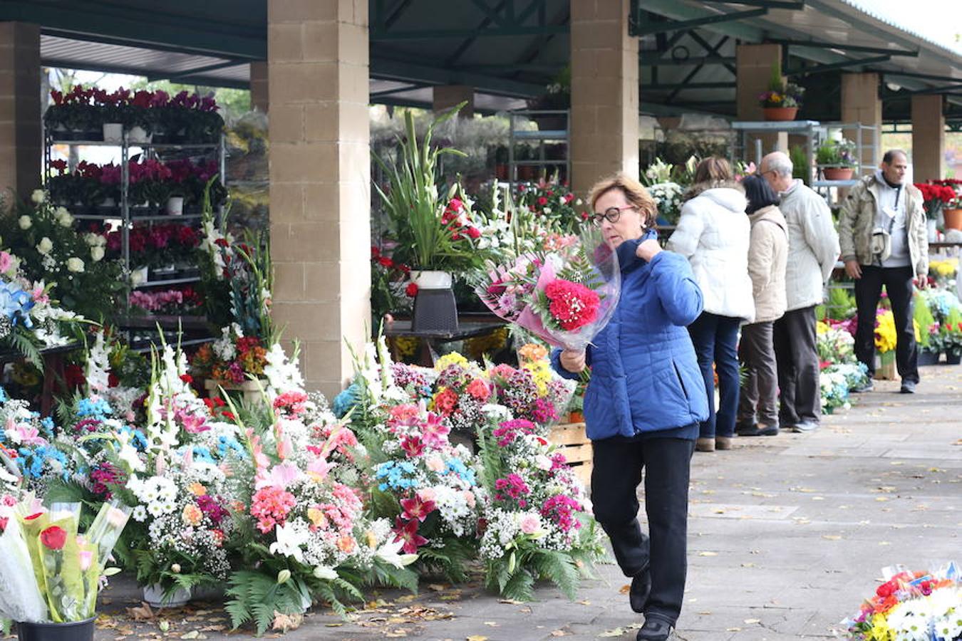 Aroma de flores en Logroño para preparar la visita al cementerio. El recuerdo de los seres queridos se exterioriza con los coloridos ramos y para conmemorar el Día de Todos los Santos este jueves.