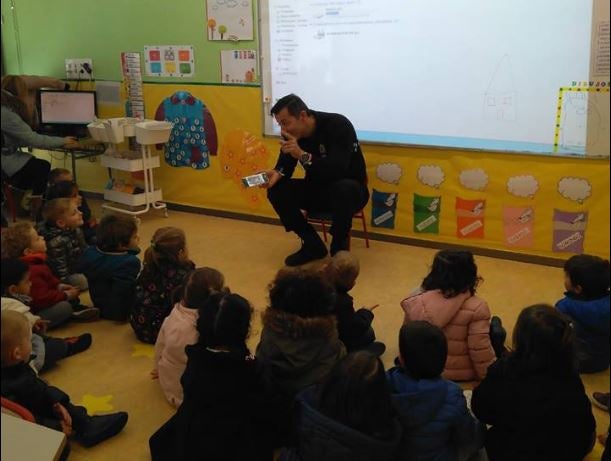 Salvador Martí, ha colgado una imagen en su Facebook de la visita de ayer al colegio de El Arco.