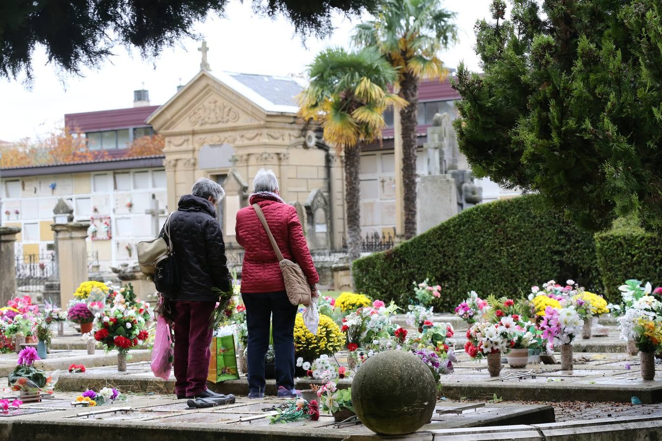 Decenas de logroñeses adornan con flores las tumbas de sus seres queridos con motivo del Día de Todos los Santos.