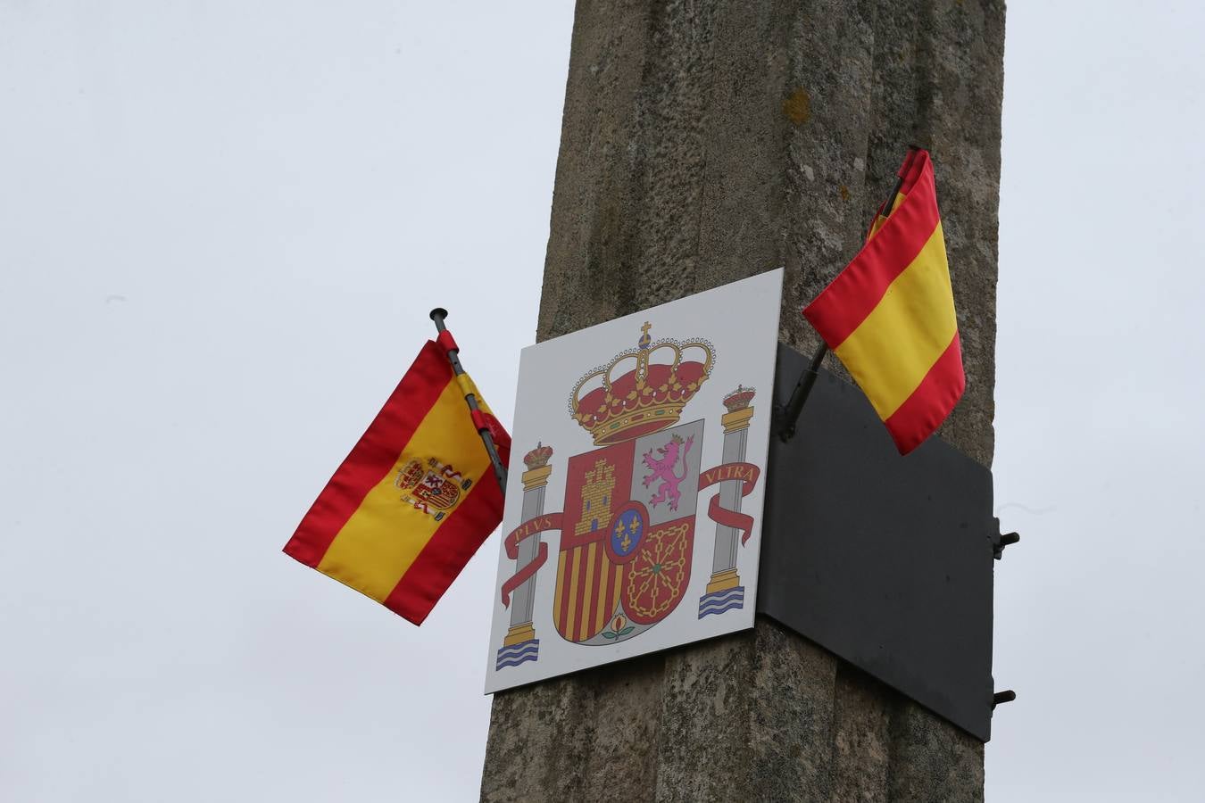 Decenas de logroñeses adornan con flores las tumbas de sus seres queridos con motivo del Día de Todos los Santos.