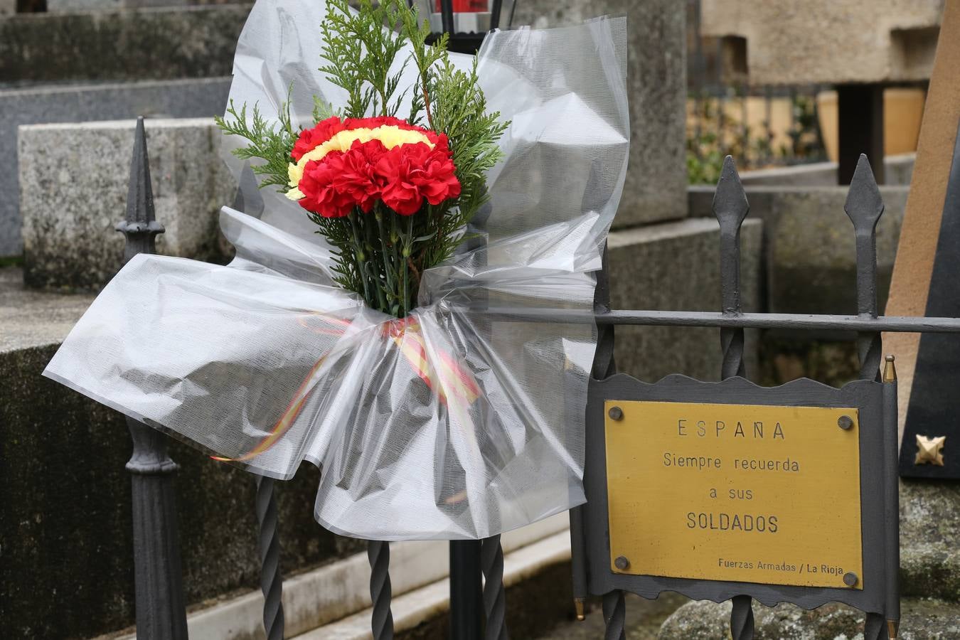 Decenas de logroñeses adornan con flores las tumbas de sus seres queridos con motivo del Día de Todos los Santos.