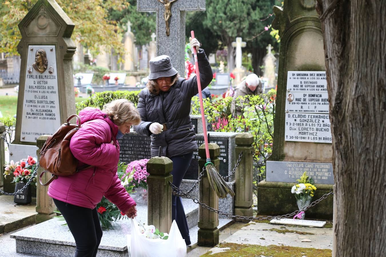 Decenas de logroñeses adornan con flores las tumbas de sus seres queridos con motivo del Día de Todos los Santos.