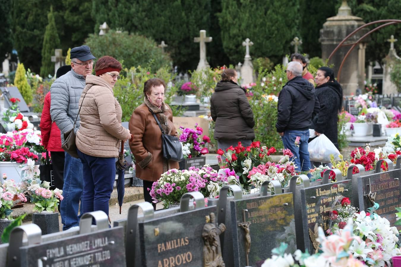 Decenas de logroñeses adornan con flores las tumbas de sus seres queridos con motivo del Día de Todos los Santos.