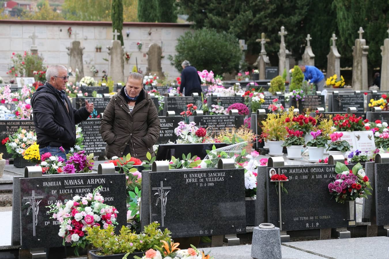 Decenas de logroñeses adornan con flores las tumbas de sus seres queridos con motivo del Día de Todos los Santos.