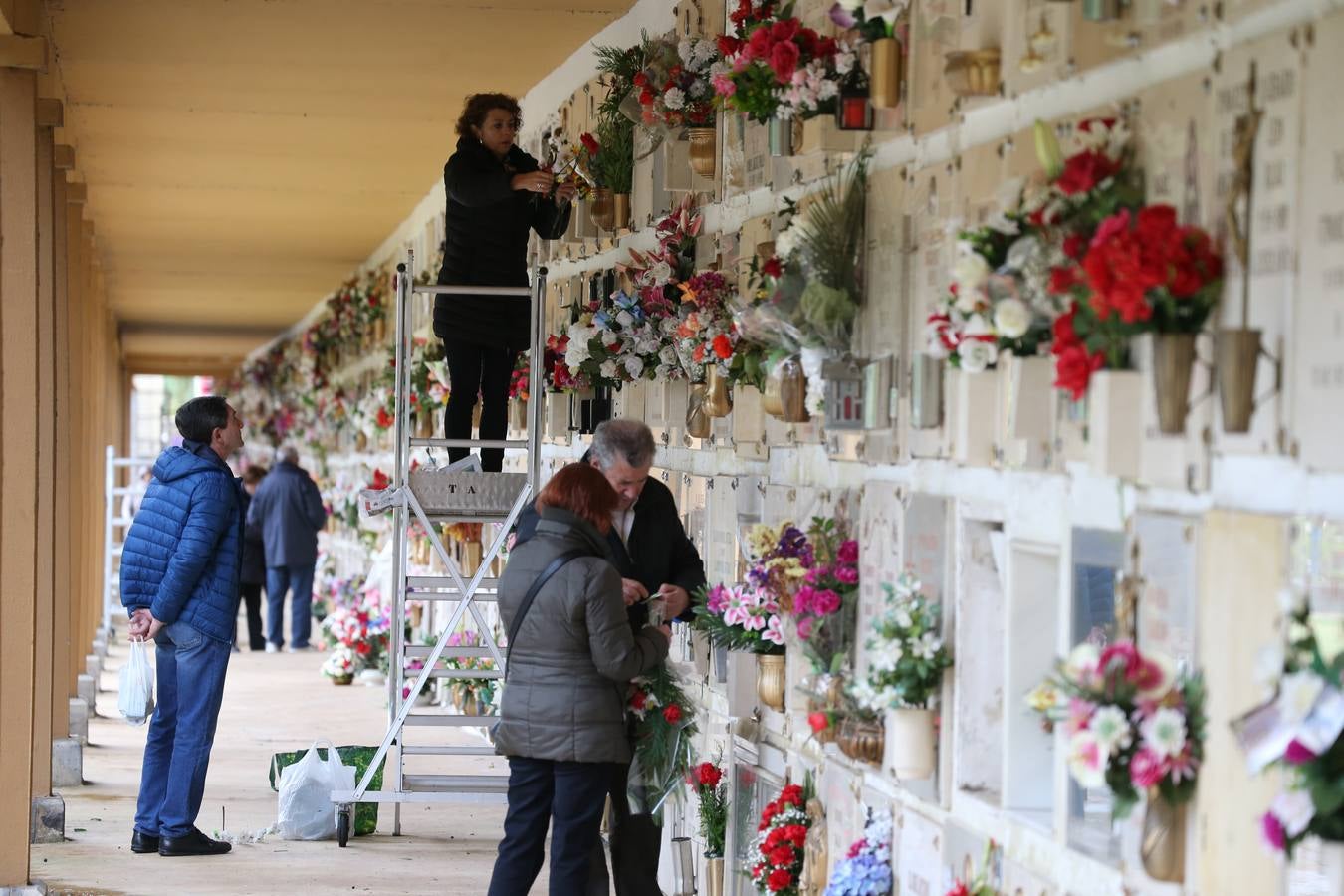 Decenas de logroñeses adornan con flores las tumbas de sus seres queridos con motivo del Día de Todos los Santos.
