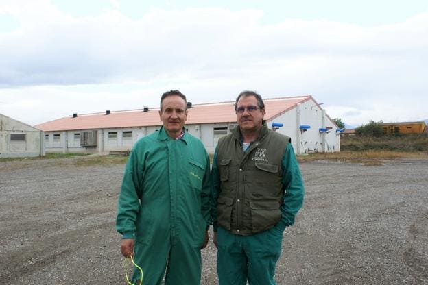 Alfredo Villar y Vicente Magaña, delante de la granja de porcino del primero en Alesanco. :: F. D.