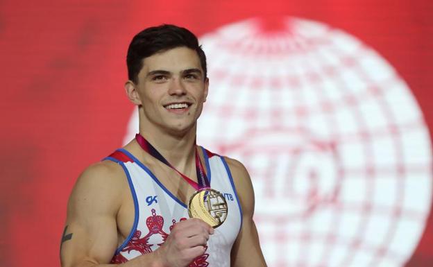 Artur Dalaloyan, con la medalla de oro de campeón del mundo. 