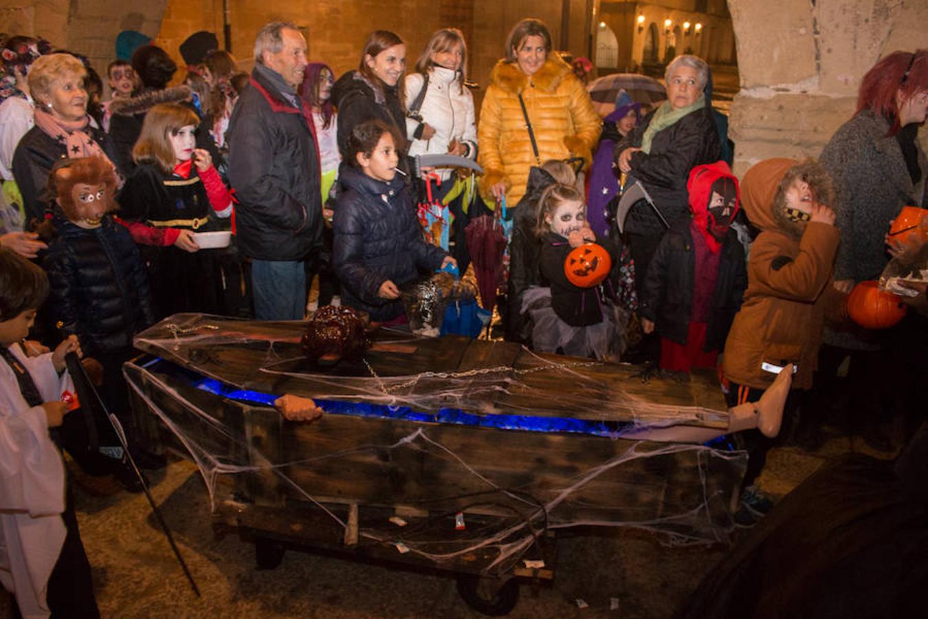 Santo Domingo de la Calzada ha celebrado la noche de difuntos con los niños, que al final han sido los que mejor lo han pasado, no en vano los disfraces y las caritas pintadas siempre dan un lustre especial a la jornada previa al Día de Todos los Santos.